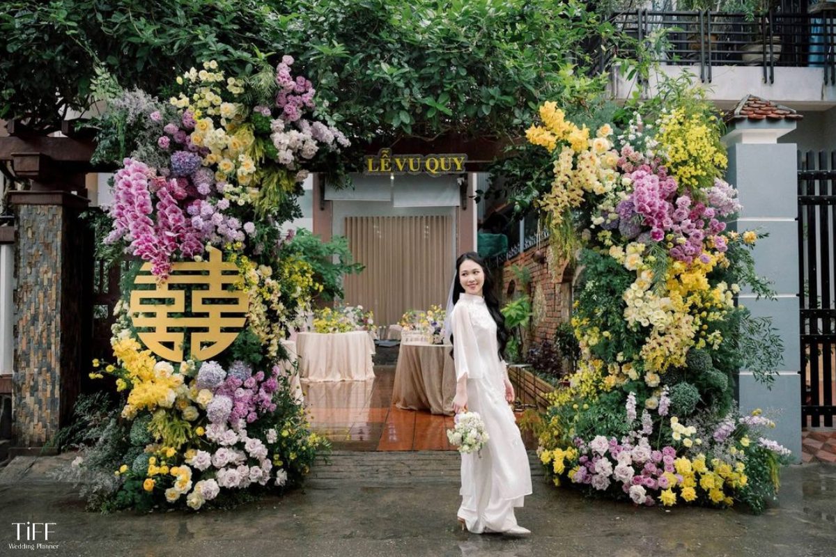 Cổng hoa được trang trí hoa vàng, lá xanh
