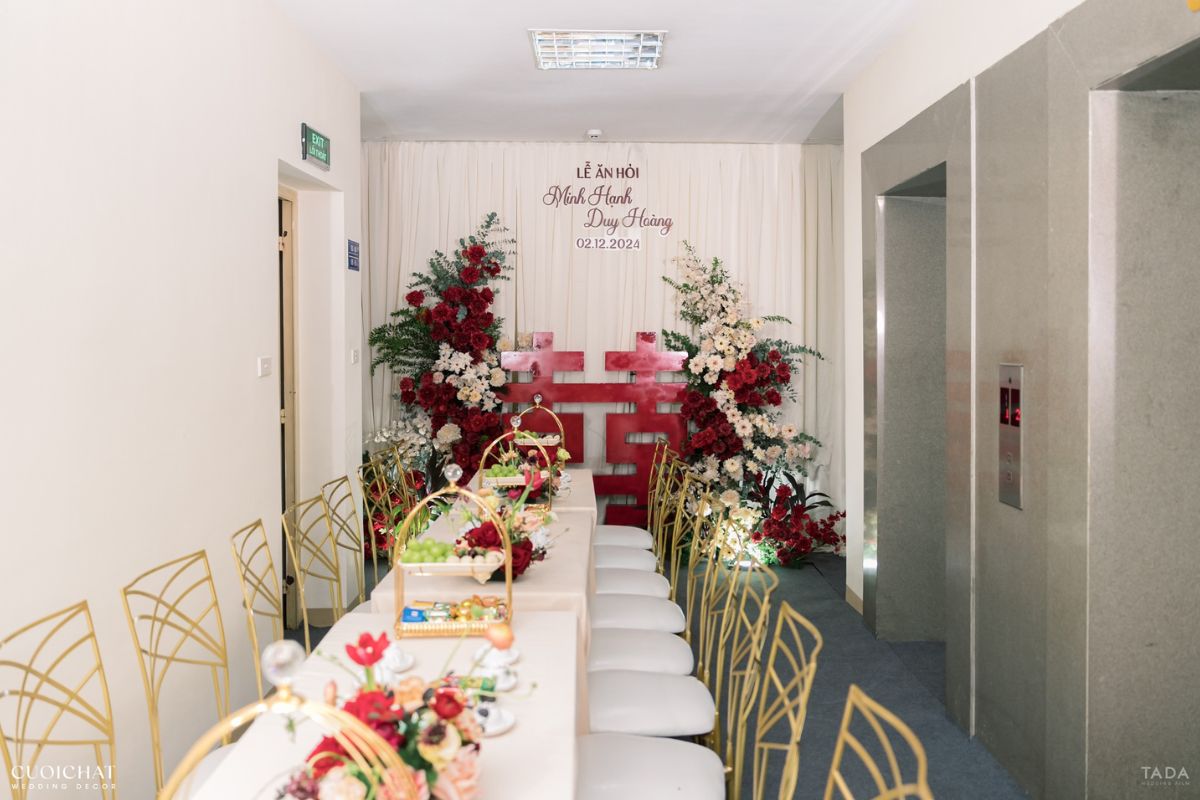 Backdrop gỗ nhỏ kết hợp hoa nhẹ cho chung cư