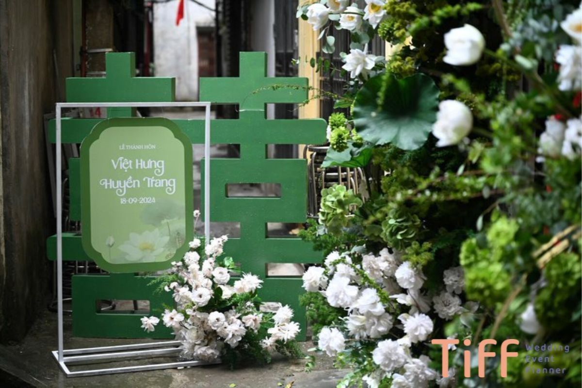 Dán chữ hỷ lên cửa ra vào như lời chào đón hỷ sự đến với gia đình