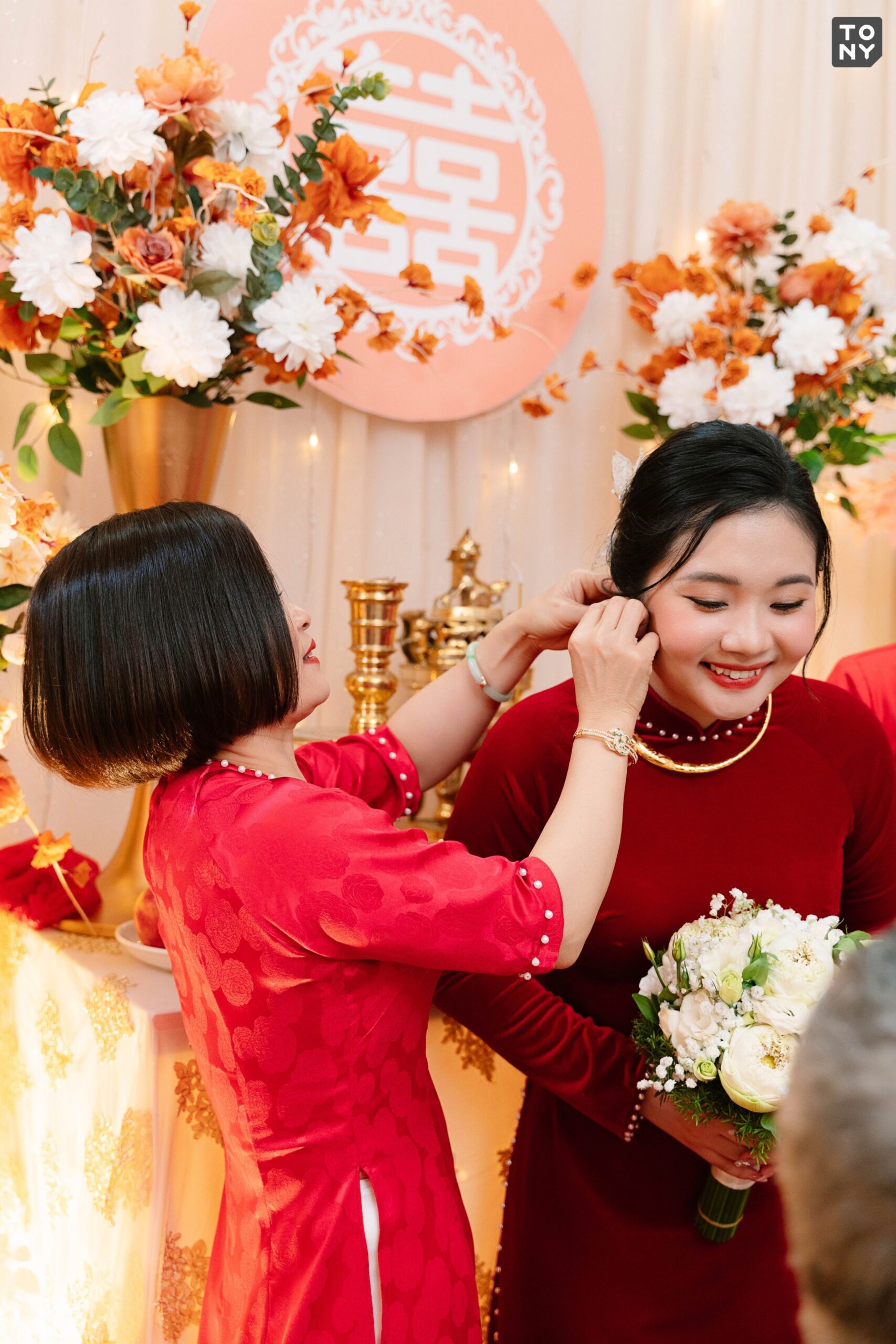 Mẹ chú rể tự tay đeo dây chuyền vàng cho cô dâu trong ngày đính hôn