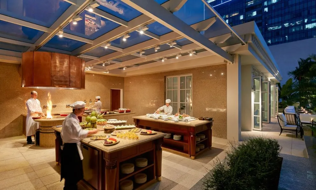 Khu vực Pool House tại Park Hyatt Saigon — không gian tiệc ngoài trời sang trọng