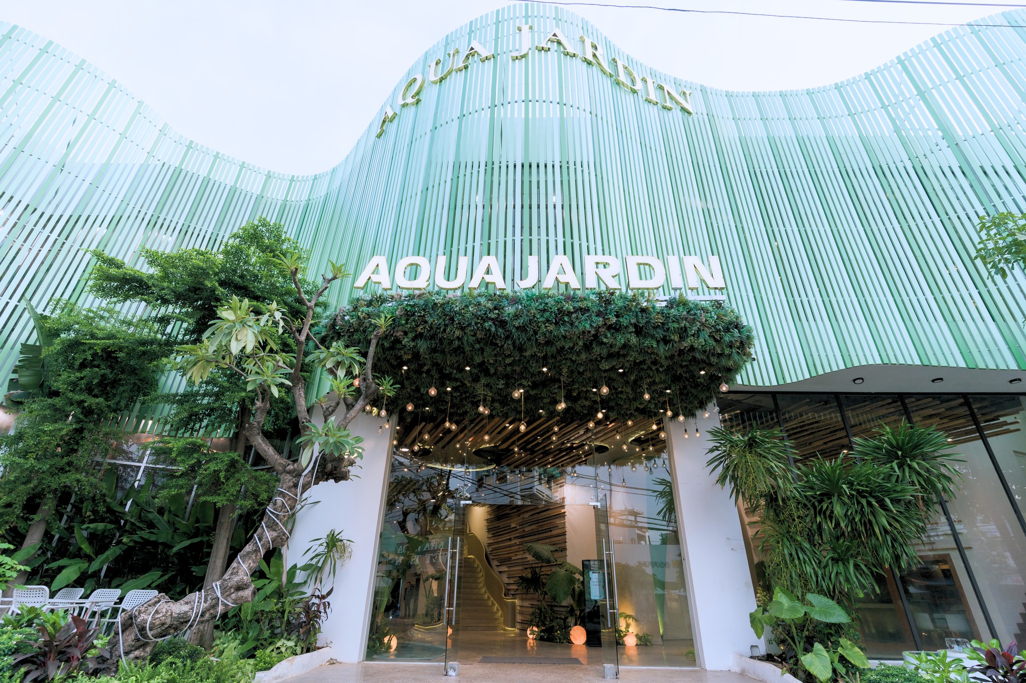 Khuôn viên xanh mát bên trong trung tâm tiệc cưới Aqua Jardin