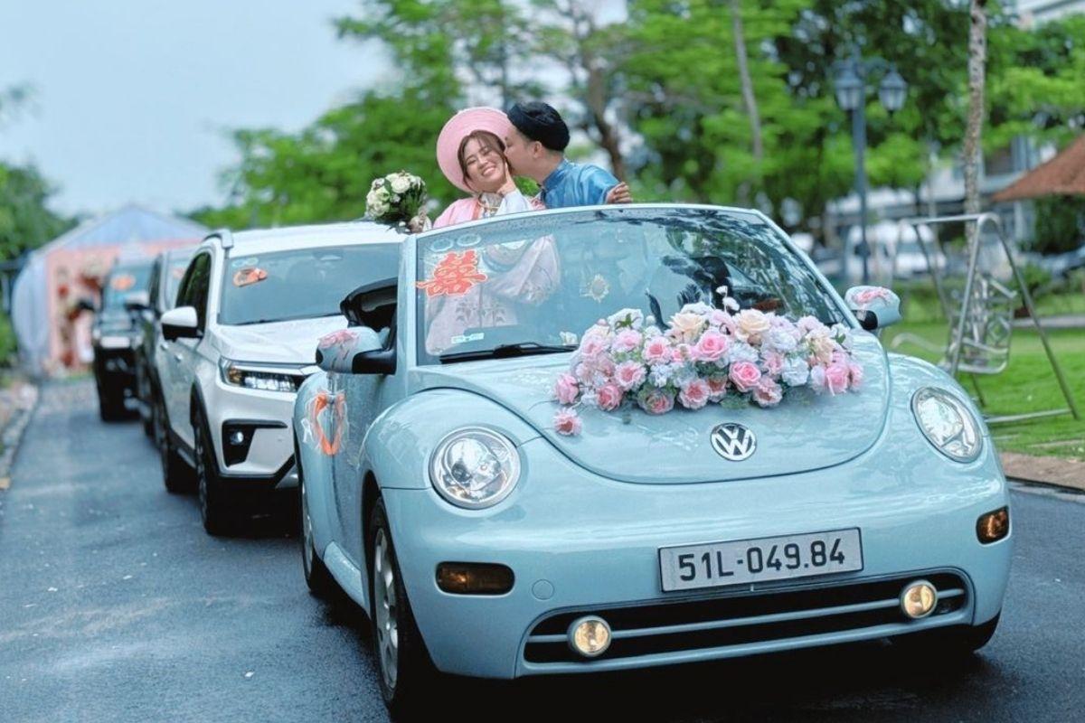 Hoa xe cưới cho xe mui trần với tone hồng phấn ngọt ngào