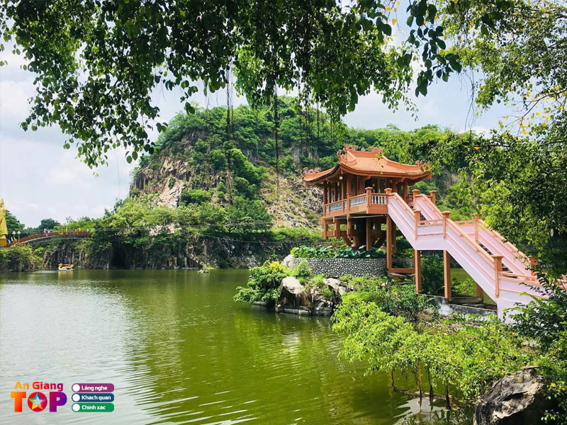 Hồ nước trong xanh cùng hệ thống cầu gỗ độc đáo tại Khu du lịch Núi Sập