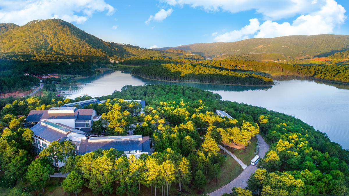 Không gian bãi cỏ bán đảo ven hồ Tuyền Lâm tại Terracotta Hotel & Resort Dalat