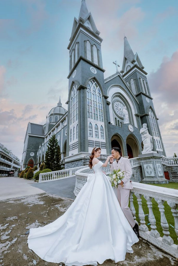 Chụp ảnh cưới với concept nhà thờ cổ điển, trang phục cổ trang kết hợp hiện đại