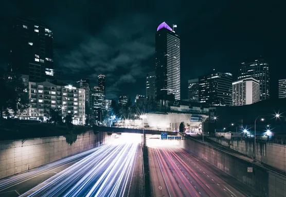 Khung cảnh hoàng hôn rực rỡ nhìn từ các tuyến đường trên cao tại Seattle