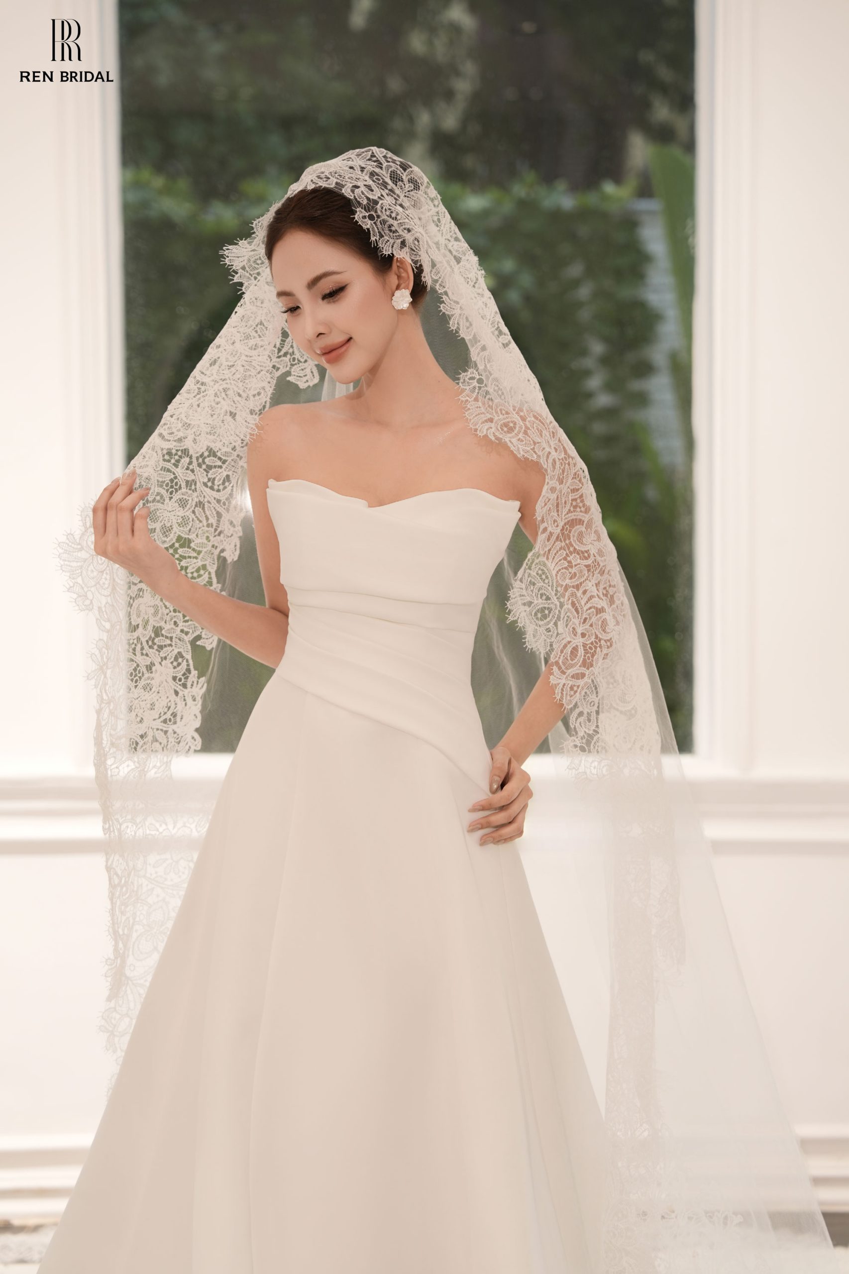 Cô dâu mặc váy cưới chữ A