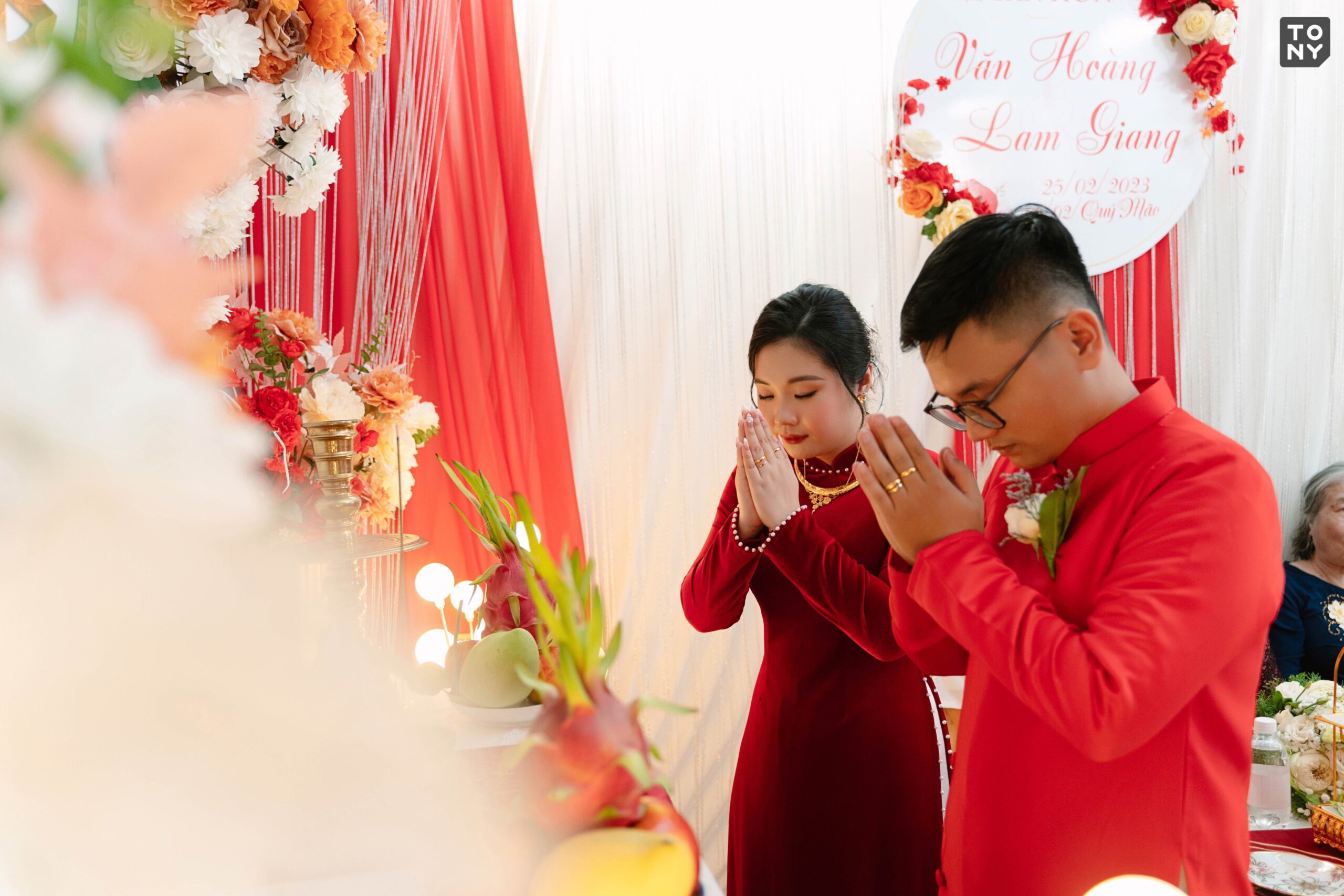 Cô dâu và chú rể thành kính chắp tay dâng hương trước bàn thờ gia tiên