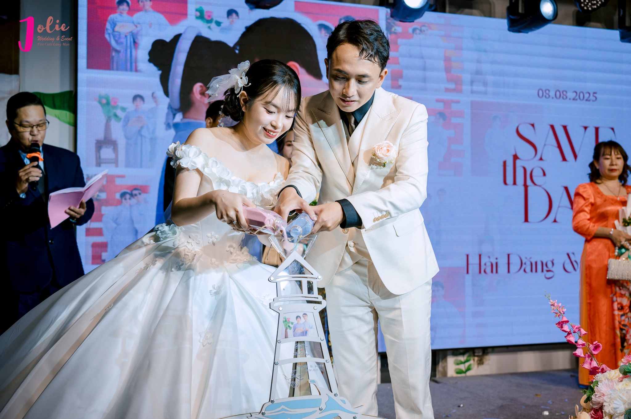 Không gian hành lễ được thiết kế phá cách