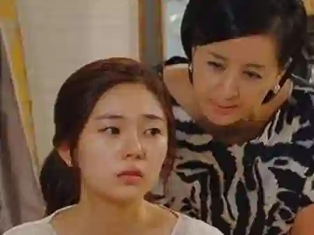 mẹ chồng khó chịu