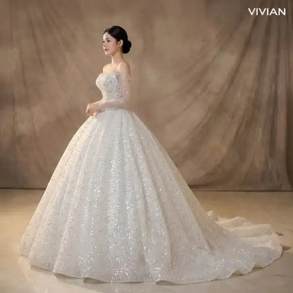 Cận cảnh chi tiết đính kết và chất liệu ren cao cấp trên thân váy