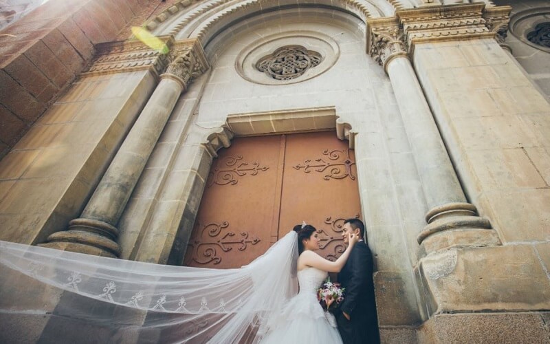 Nhà thờ Đức Bà được nhiều cặp đôi chọn để chụp ảnh cưới