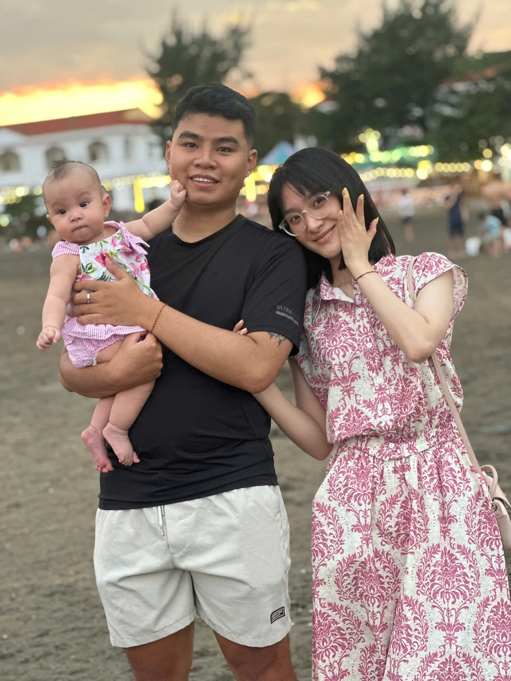 Khánh Duy và vợ sắp cưới bế em đi chơi, cuối tháng 8/2026