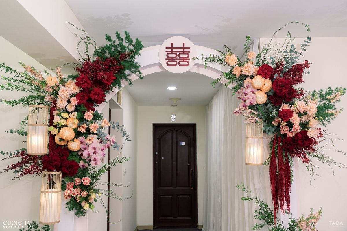 Cổng hoa nhỏ đặt sát cửa, hoa lá tươi xinh