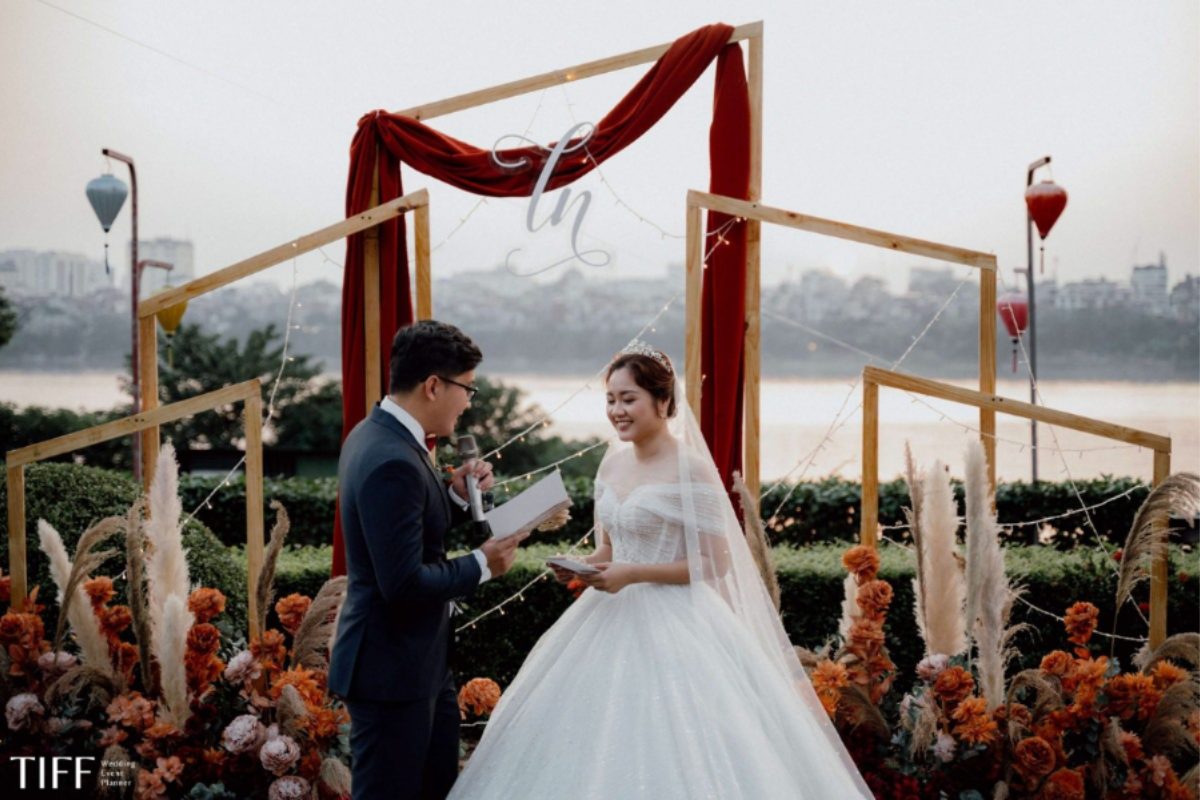 Không gian cưới ven sông thoáng đãng tại Nắng Sông Hồng