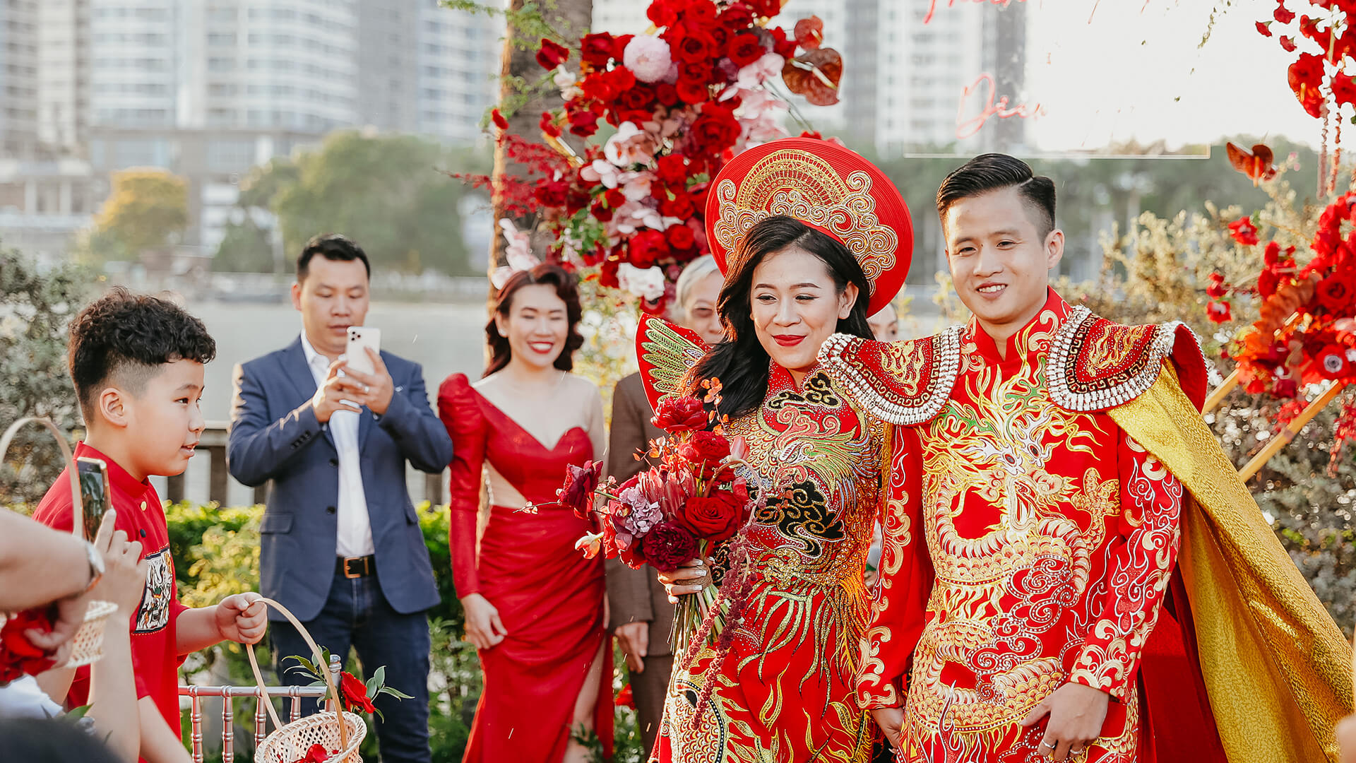 Tiệc cưới ngoài trời theo phong cách lãng mạn, tập trung vào cảm xúc của buổi lễ