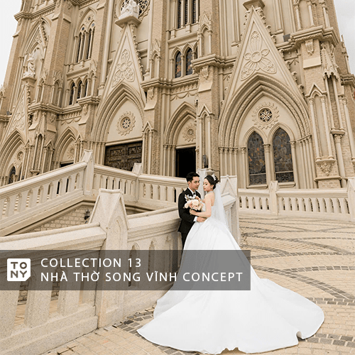 Chú rể mặc vest formal nhưng chất liệu nhẹ, đứng trên bãi cát, gió biển tạo chuyển động nhẹ, ánh sáng vàng chiều chiếu vào mặt, biển xanh làm nền