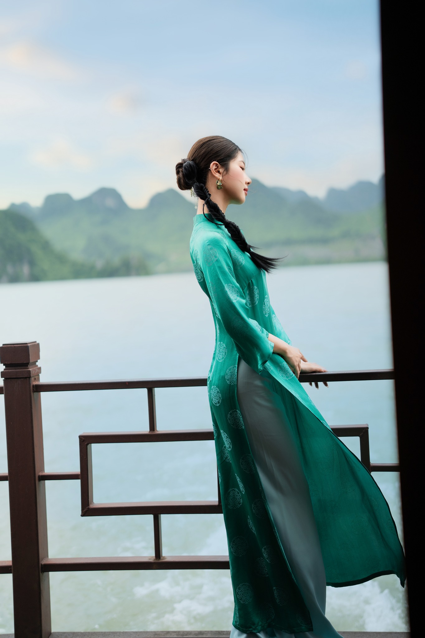 Áo dài cưới tinh tế có thể dùng trong nhiều dịp sau hôn lễ