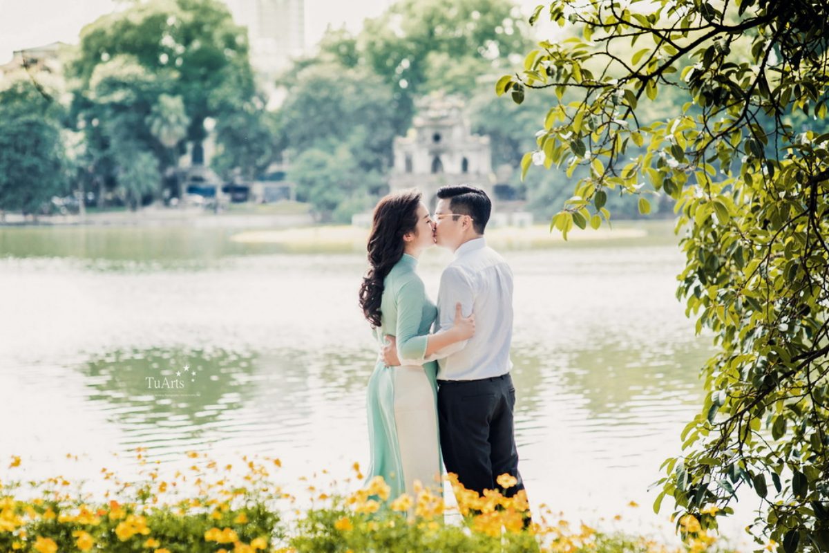 Cặp đôi chụp ảnh cưới lãng mạn bên hồ Gươm giữa lòng Hà Nội