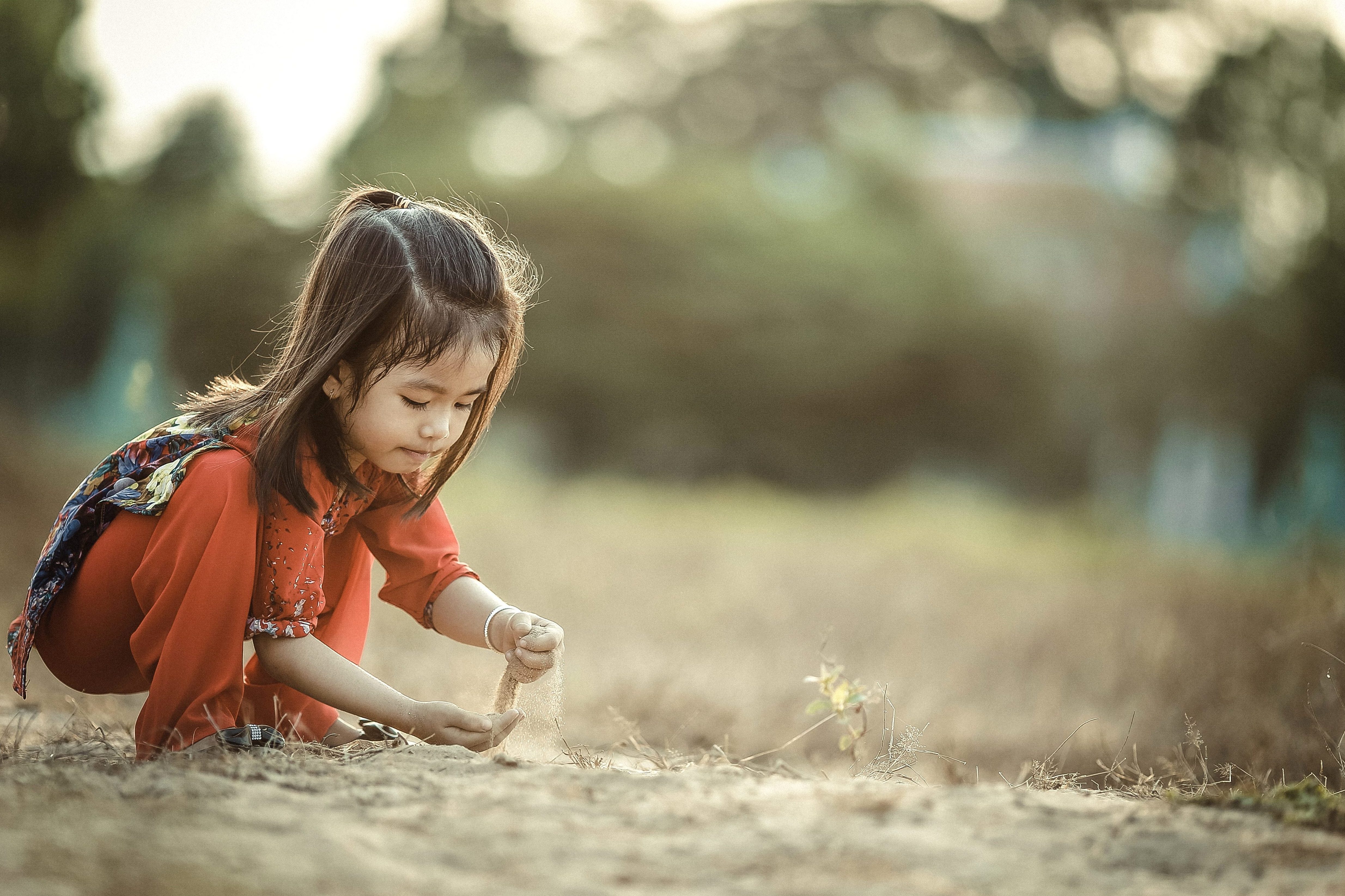 Cô dâu chú rể lên kế hoạch cưới trên máy tính bảng