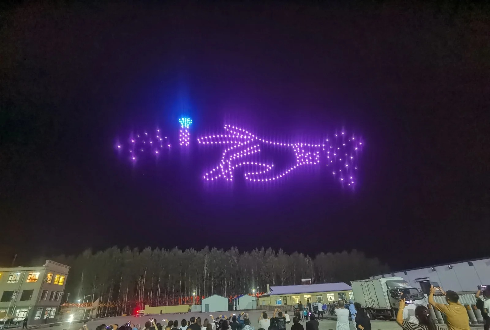 Trình diễn ánh sáng drone trong tiệc cưới