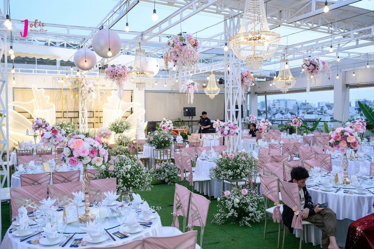Không gian tiệc cưới rooftop mang lại cảm giác tự do