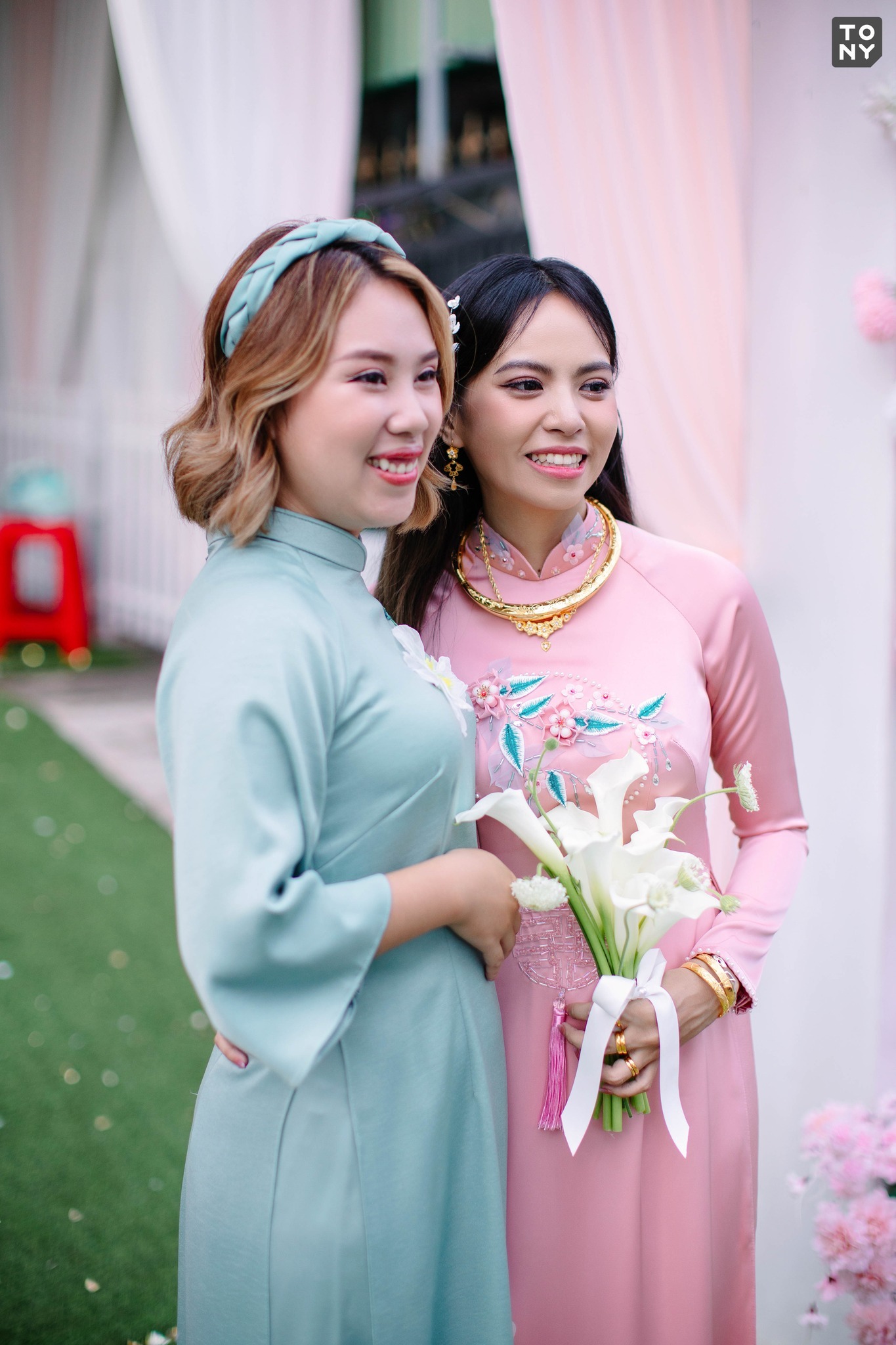 Phù dâu trong không gian cưới gần gũi, thân tình