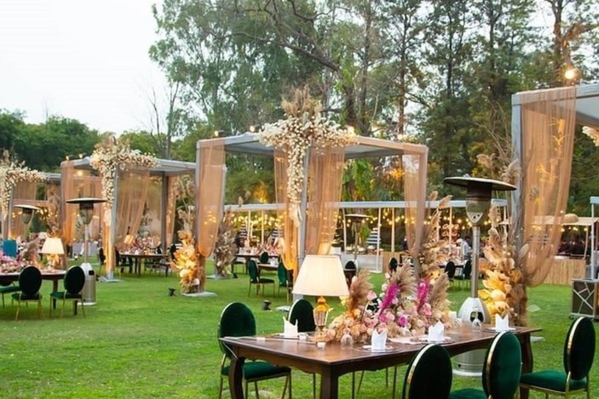 Photobooth lều Boho với vải tua rua, thảm dệt và đèn vàng ấm