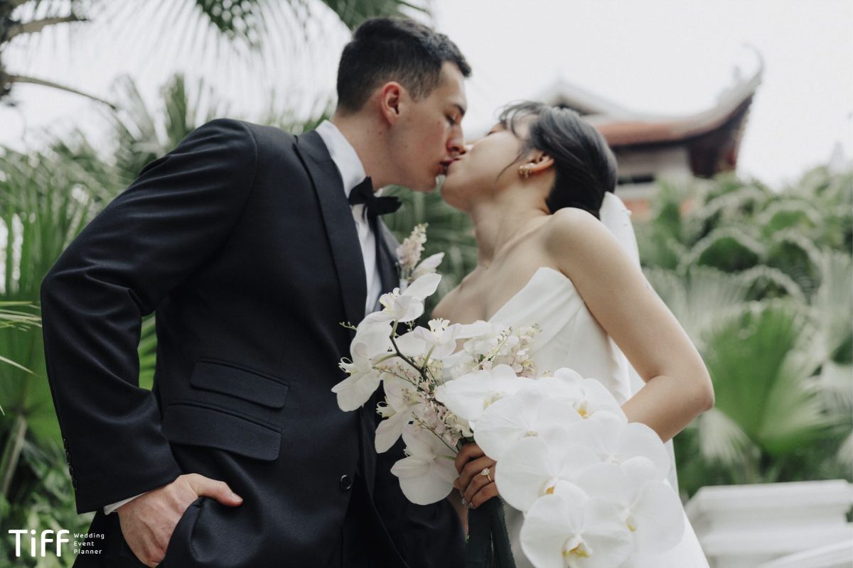 Cô dâu chú rể tạo dáng trong không gian hiện đại với ánh sáng ấn tượng