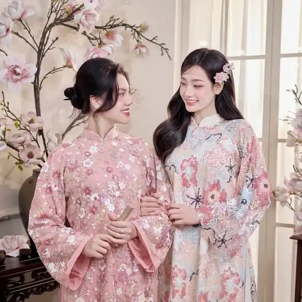 Các mẫu trang phục chính nổi bật với họa tiết thêu tay
