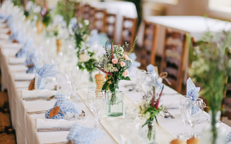 Menu tiệc cưới được đặt decor trên bàn tiệc với hoa và nến