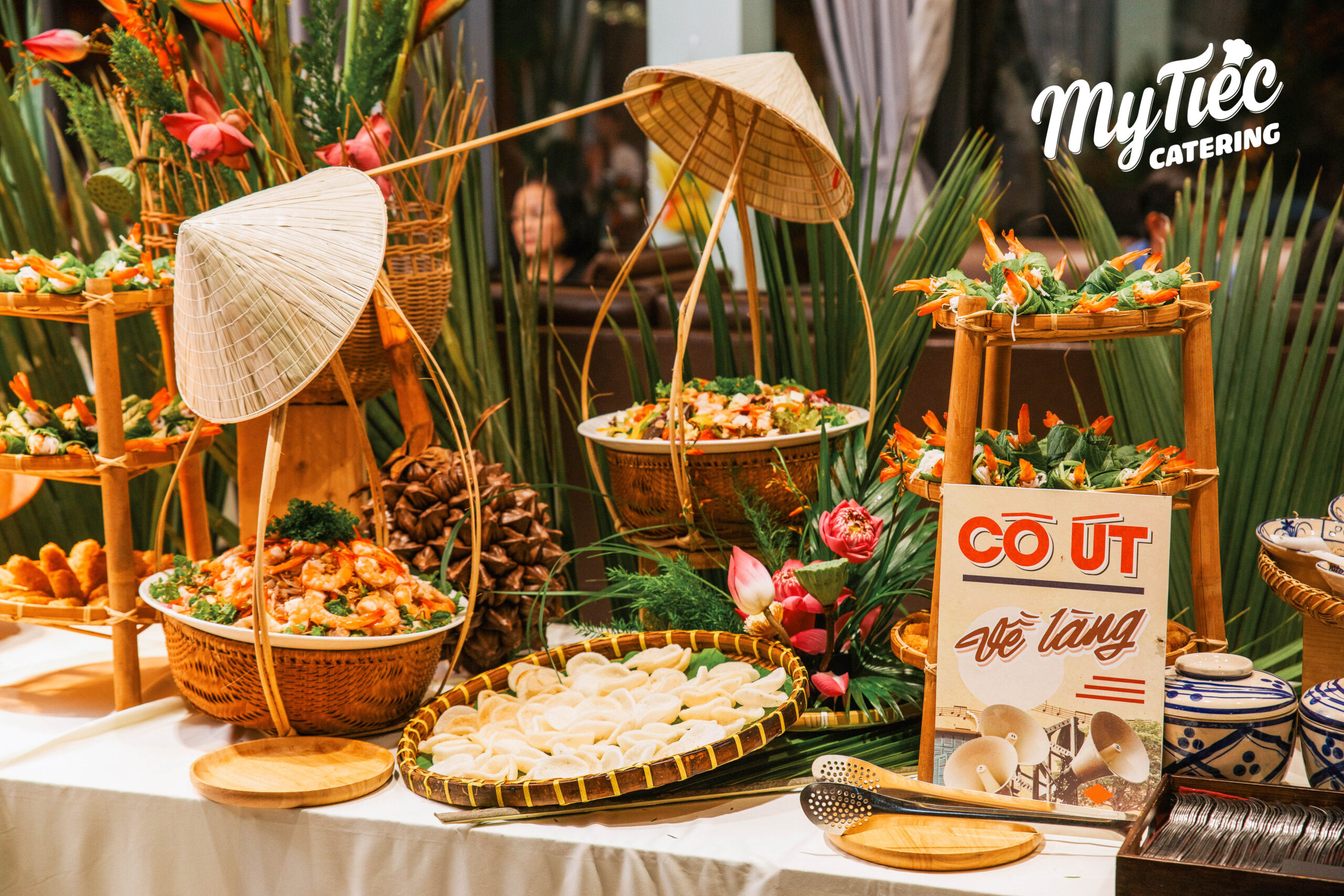 Bàn buffet tiệc cưới nhiều món tại không gian ngoài trời