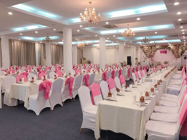 Bàn tiệc cưới được setup chỉn chu và sang trọng