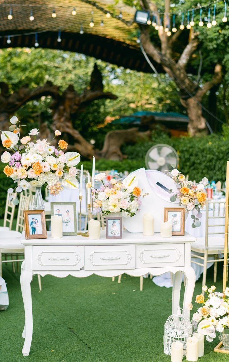 Trang trí bàn gallery tiệc cưới đơn giản