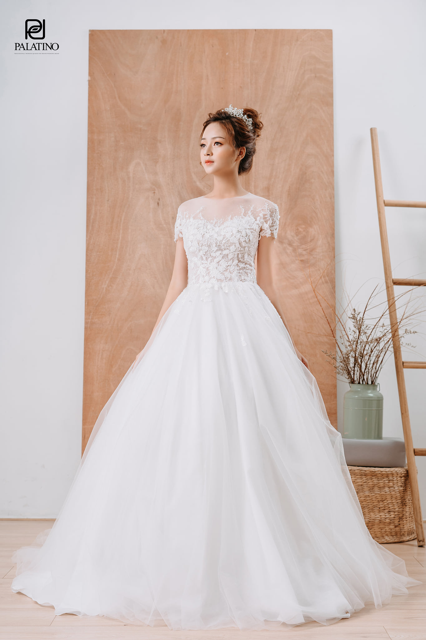 Váy cưới chữ A cao cổ