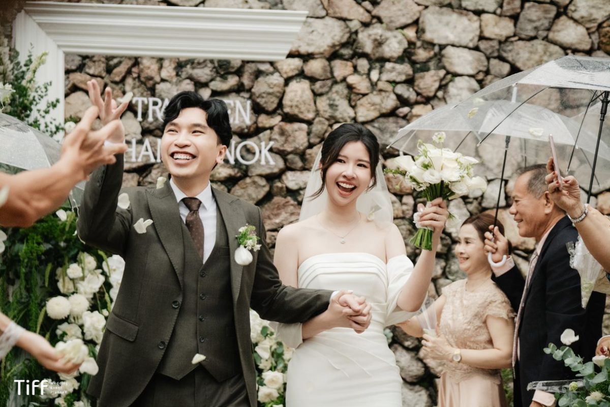 Nhiều cặp đôi cũng chọn cách nhờ thầy phong thủy hoặc người lớn trong gia đình xem ngày cưới