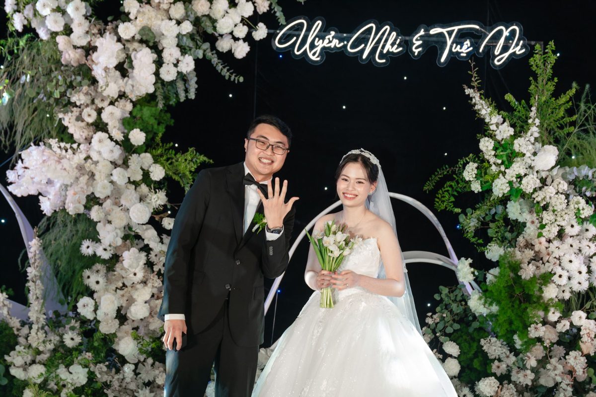 Kiểm tra hợp đồng cưới trước khi đặt cọc