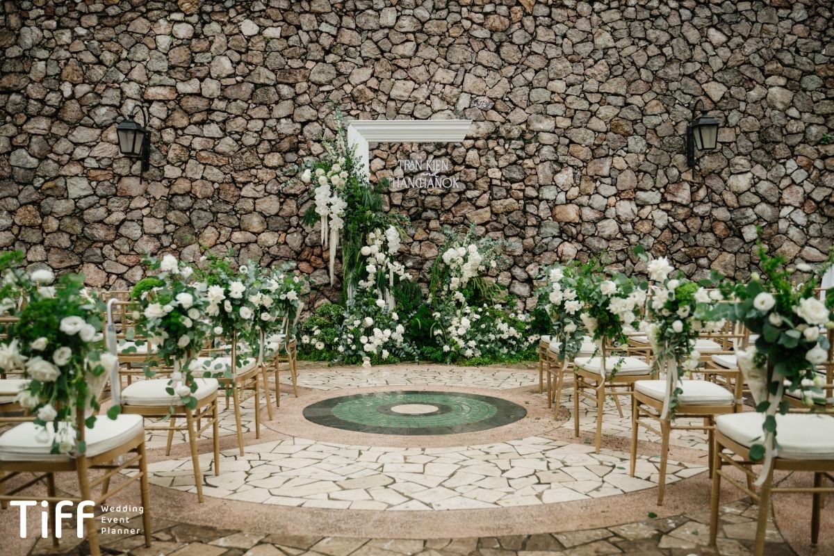 Lựa chọn hoa giả chất lượng cao cho tiệc cưới sang trọng - nguồn từ tiff