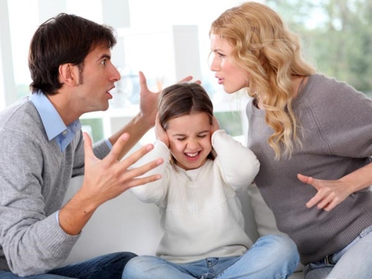 Mâu thuẫn vợ chồng kéo dài không chỉ làm tăng nguy cơ rạn nứt hôn nhân mà còn ảnh hưởng tiêu cực đến con cái