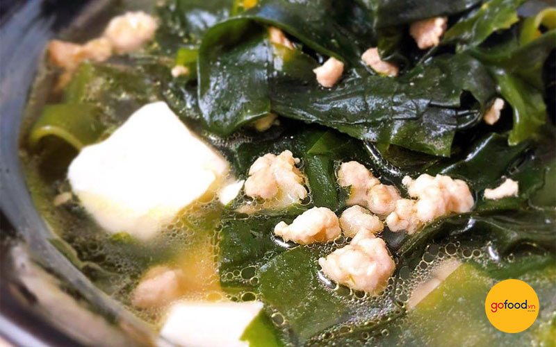 Canh rong biển thịt băm thanh mát dùng trong tiệc cưới tại nhà