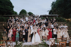 Tiệc cưới ngoài trời với bố cục không gian mở và khu vực ngồi linh hoạt