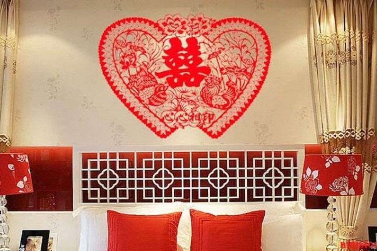Phòng cưới trang trí nhẹ nhàng với chữ hỷ tạo cảm giác gần gũi, thân mật