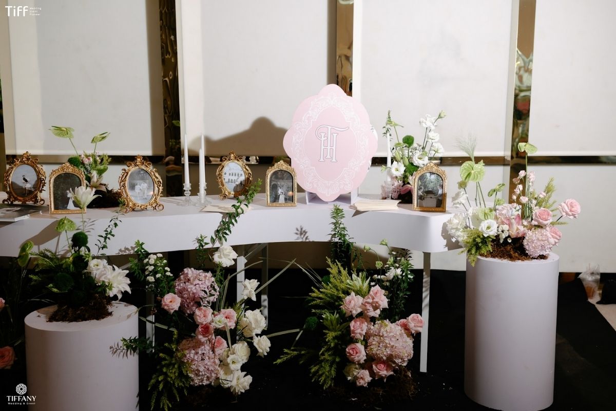 Ảnh cưới kỷ vật và màu sắc hòa quyện tạo nên bàn gallery thật đáng nhớ