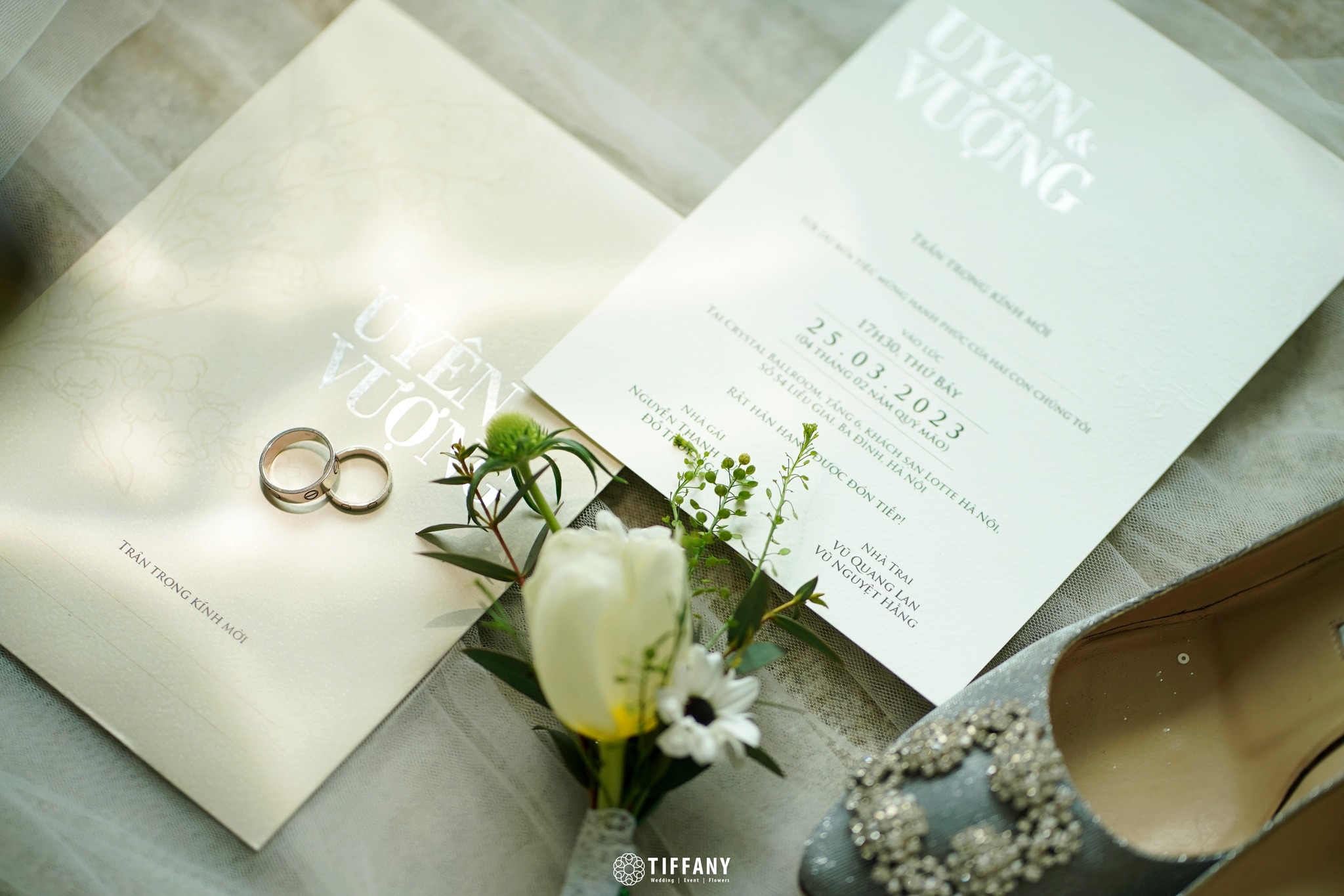 Sân khấu tiệc cưới được thiết kế ấn tượng với hệ thống đèn chiếu sáng