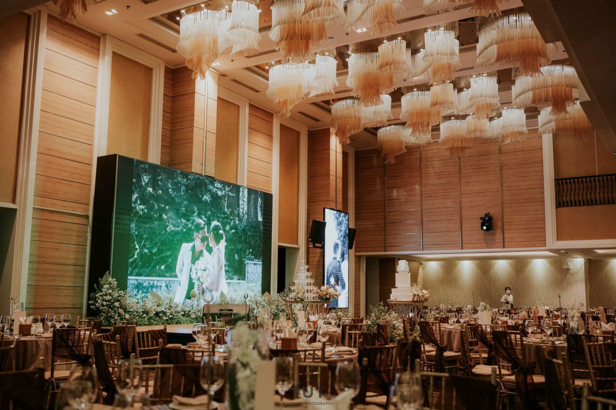 Chi tiết bàn gallery được trang trí tinh xảo bên ngoài sảnh DUVAL