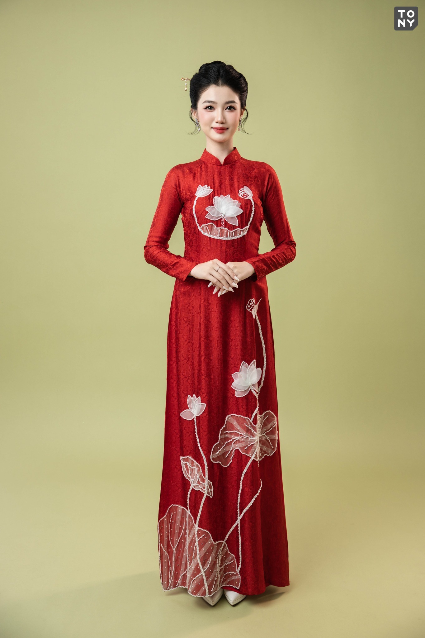 Áo dài cưới đỏ gấm thêu họa tiết
