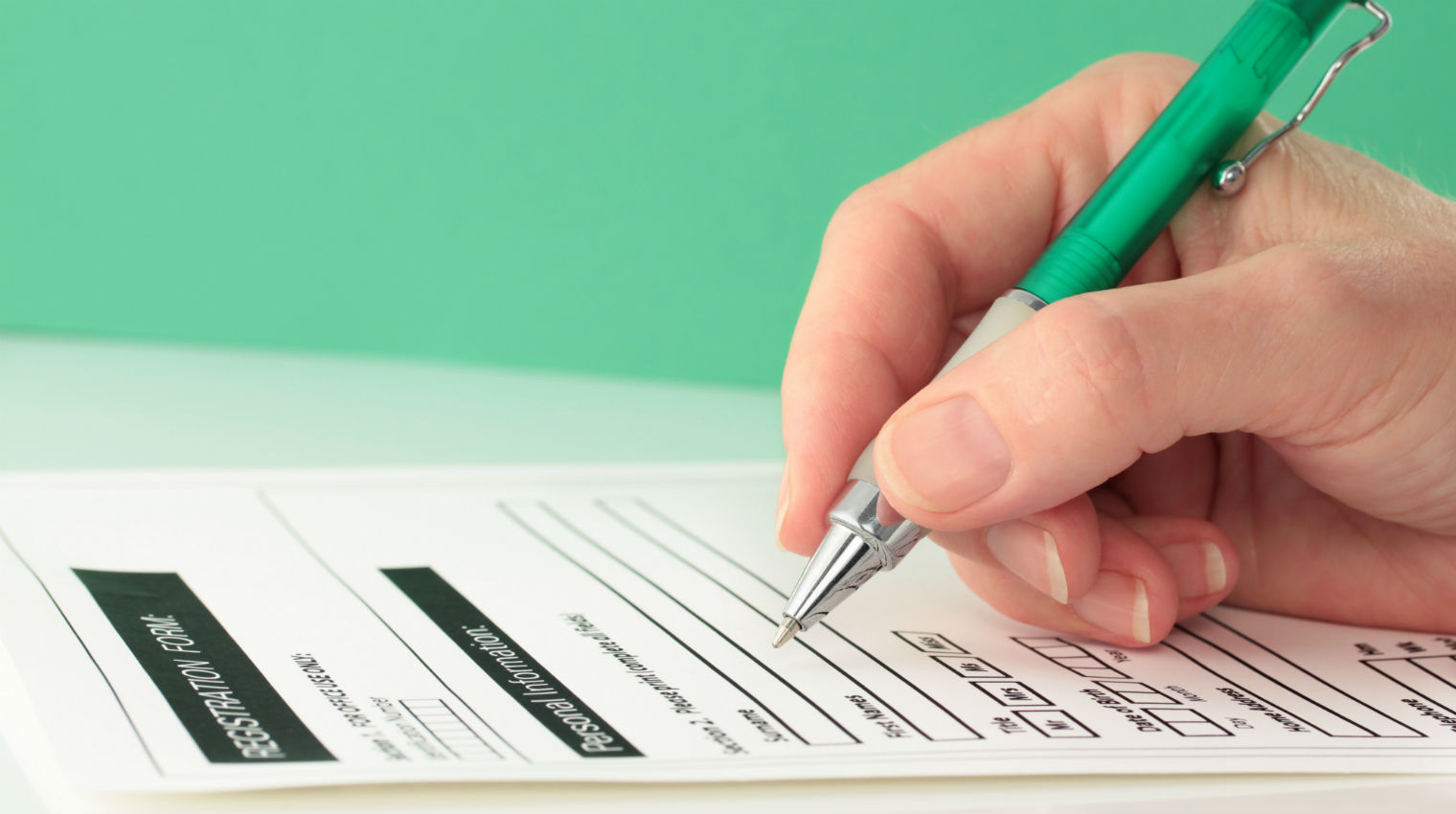 Câu It is vital that every applicant complete the form in triplicate, ví dụ chuẩn cho thể mệnh lệnh
