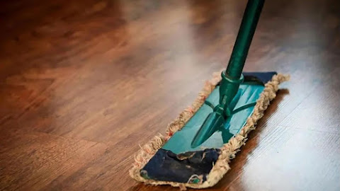 Mẹo lau sàn gỗ sạch được cả tháng