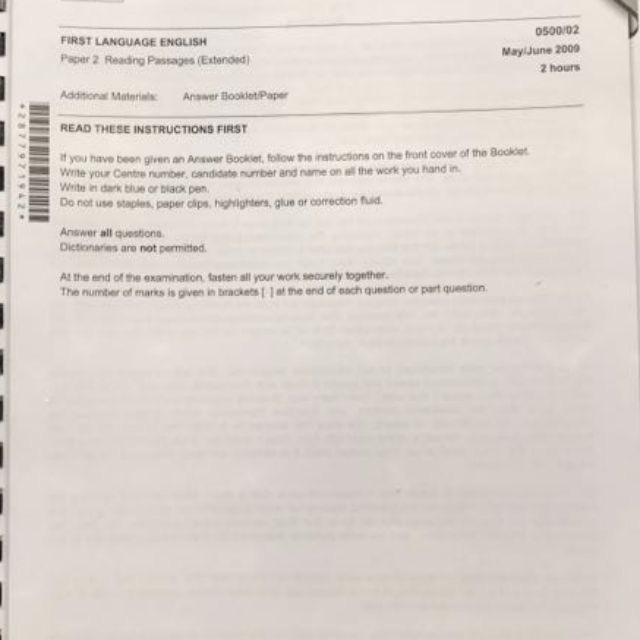 Bài thi tiếng Anh trên bàn học